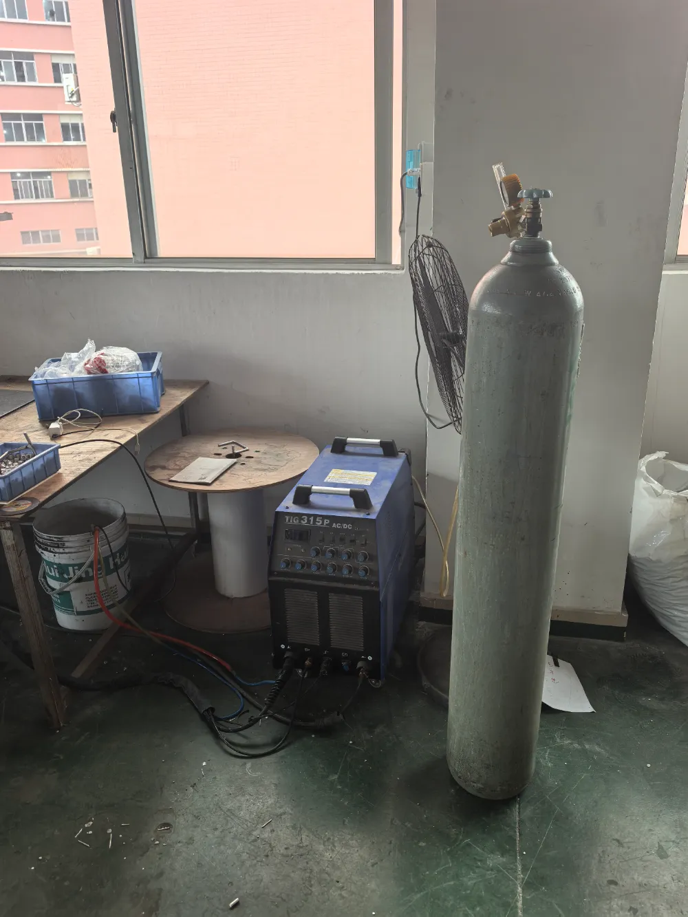 HongFU Lighting factory - Argon arc welding crystal chandelier manufacturing